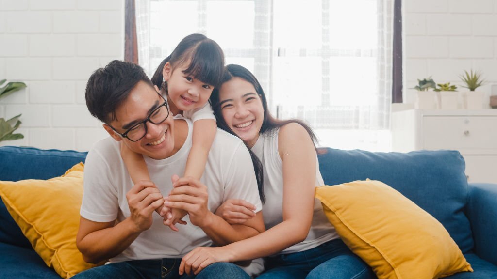 Gambar keadaan anak yang bahagia dengan bapak dan ibunya.