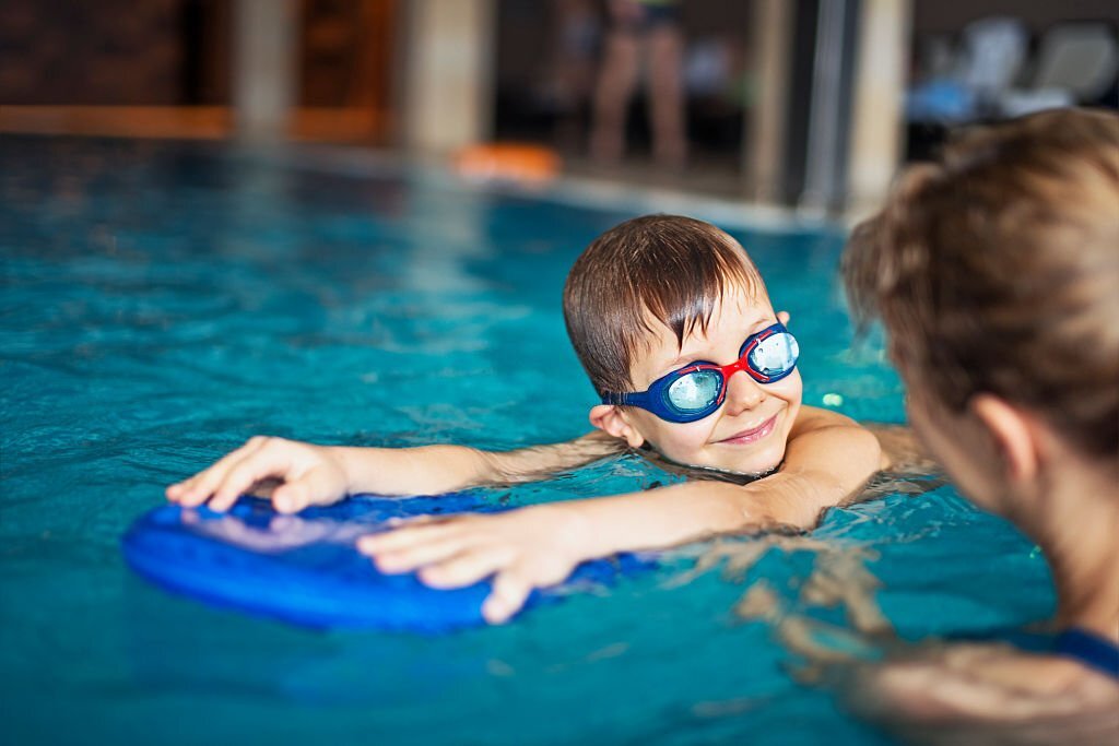 Ibu mengajarkan si kecil berenang