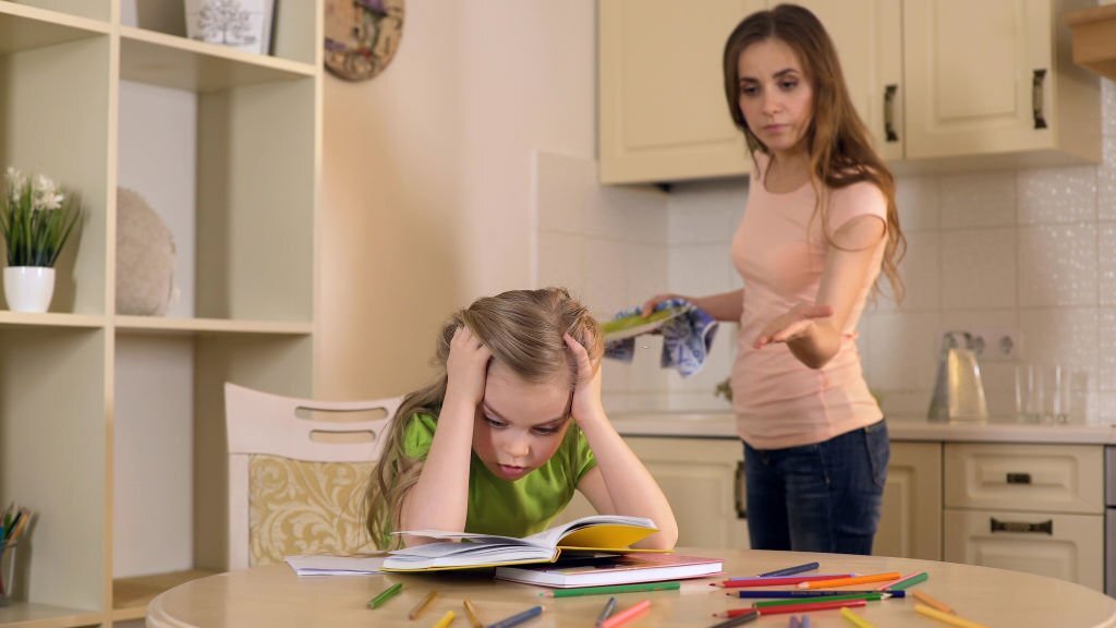 dampak helicopter parenting membuat anak susah berkembang dengan baik.