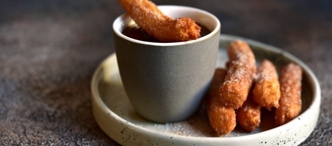 Cara membuat Churros Chocolate dengan Saus Karamel