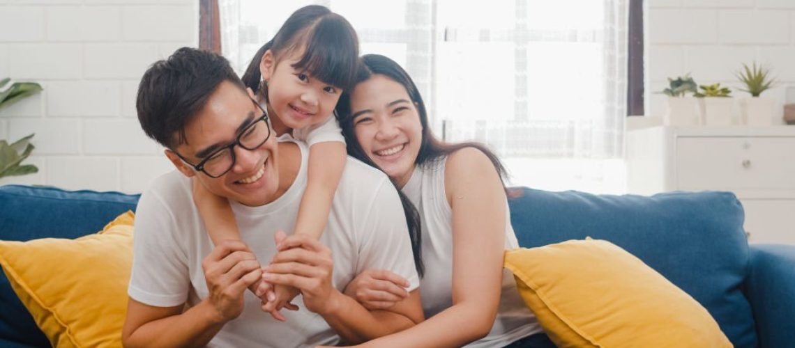 Gambar keadaan anak yang bahagia dengan bapak dan ibunya.