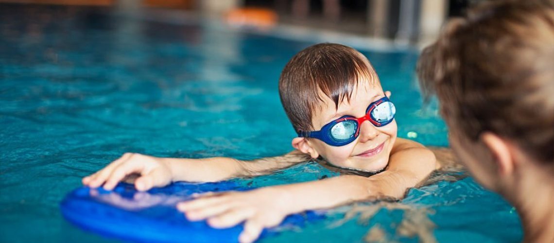 Ibu mengajarkan si kecil berenang